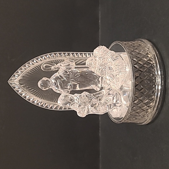 Beautiful Vintage Acrylic Wind-up Musical Nativity - Picture 10 of 16